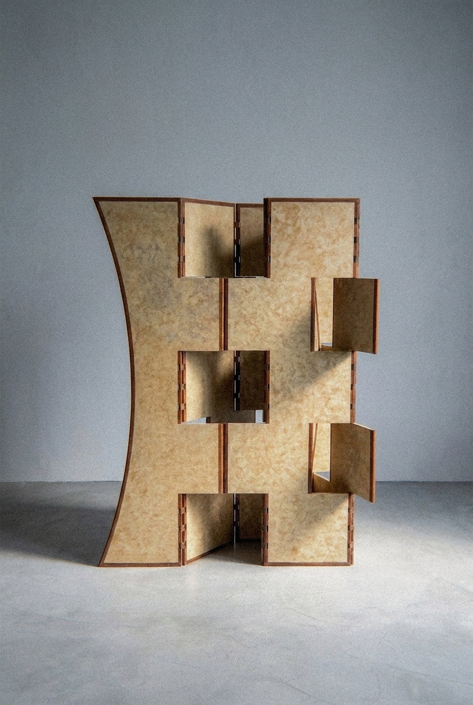 The mobile sculpture Macho half open in ipê wood and marine plywood with projecting rectangular flaps.
