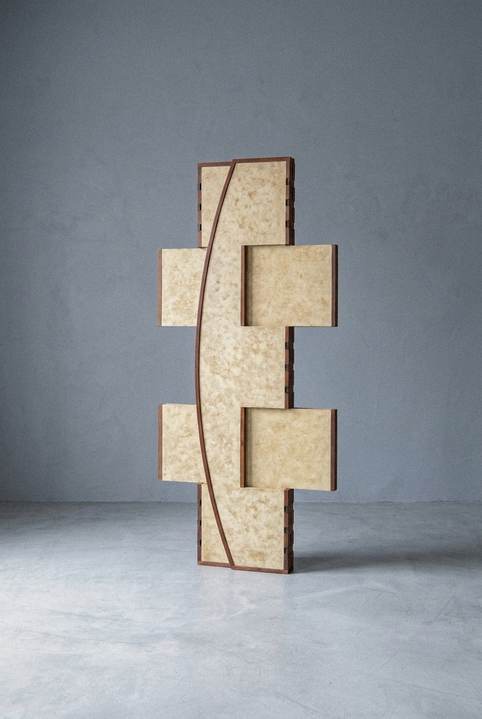 A escultura móvel Macho inteiramente fechada em bloco vertical com quatro abas laterais projetadas.