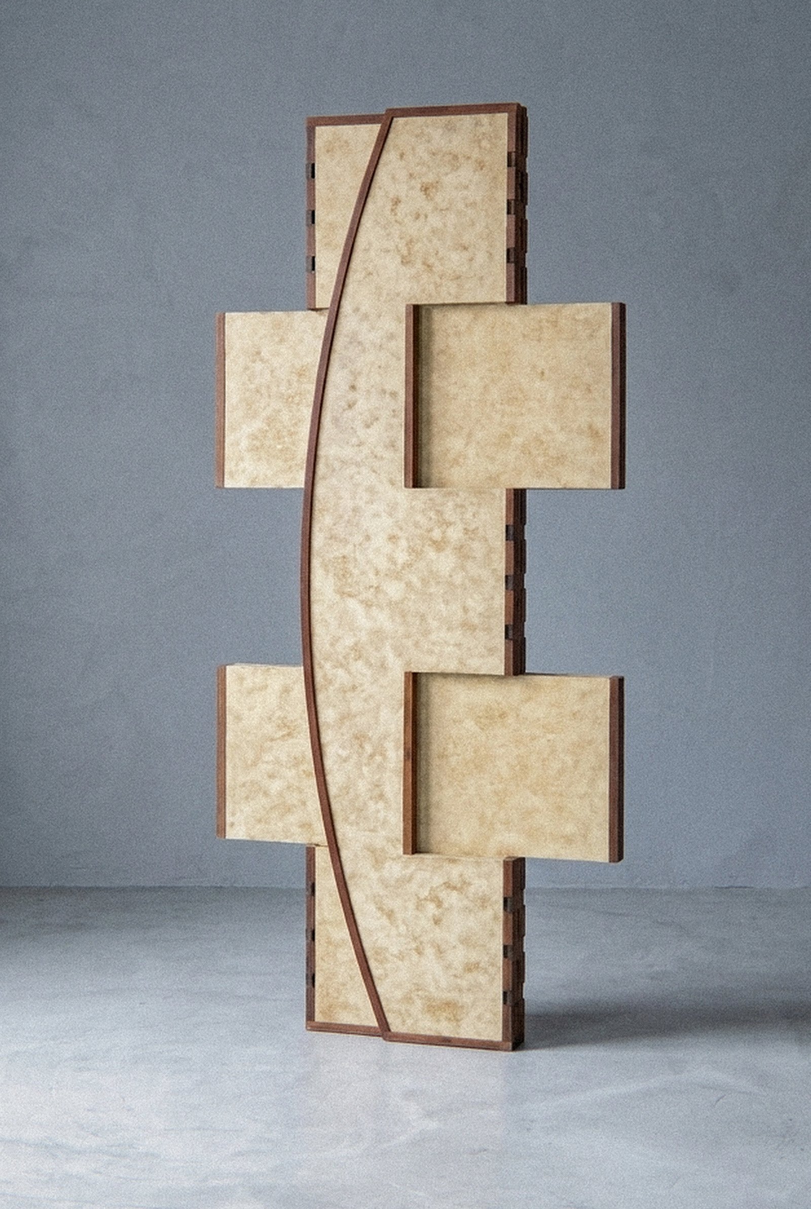 Vista aproximada da escultura móvel Macho fechada em forma vertical estreita com borda curva de ipê.
