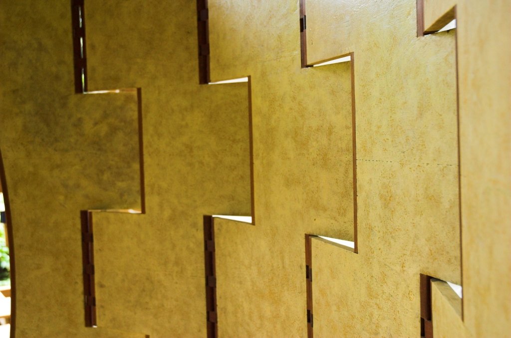 Detalhe aproximado das articulações e dos encaixes angulares recortados na escultura móvel Macho.