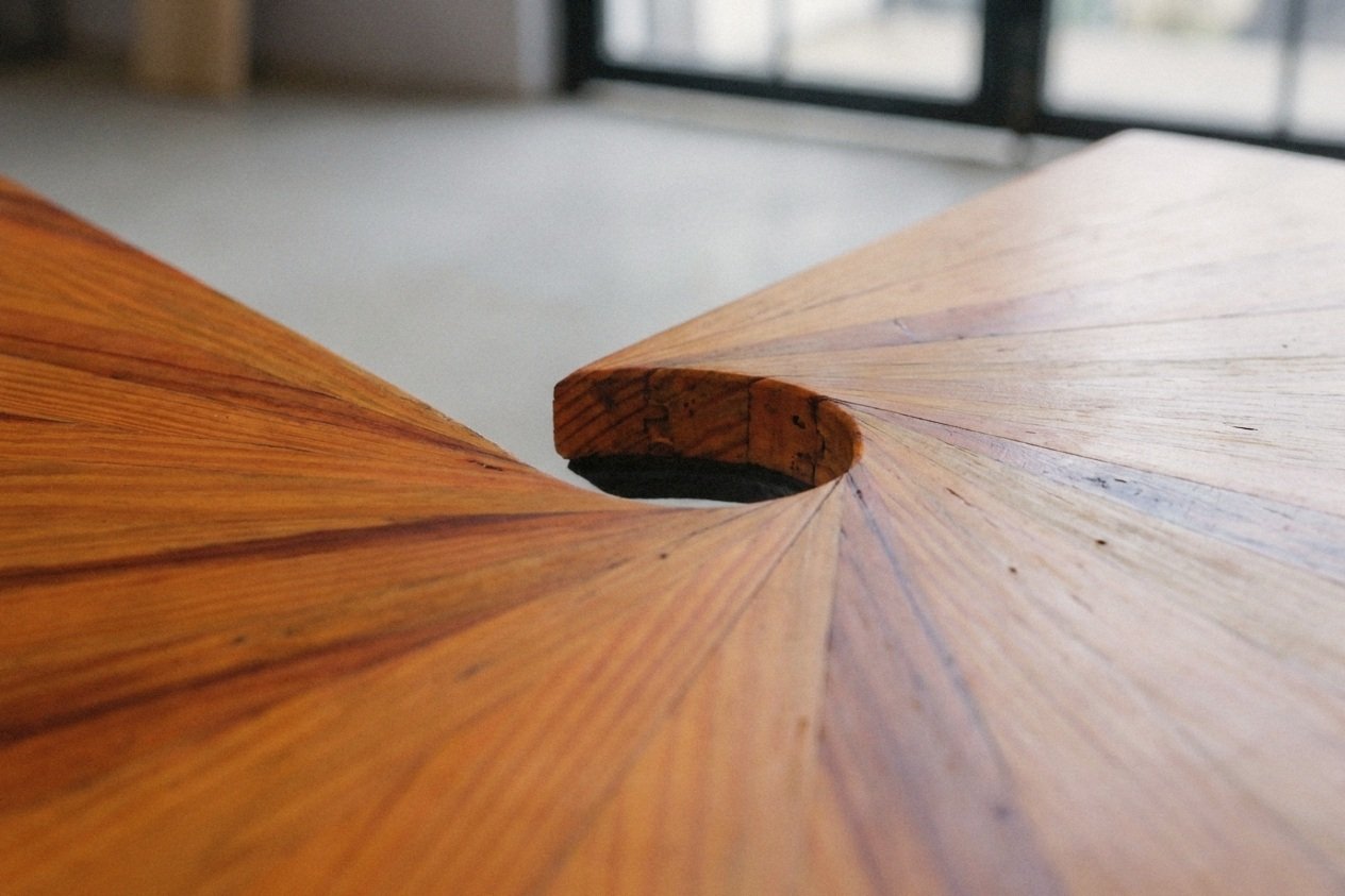 Detalhe em primeiro plano da abertura central espiralada no tampo da Mesa Caracol.