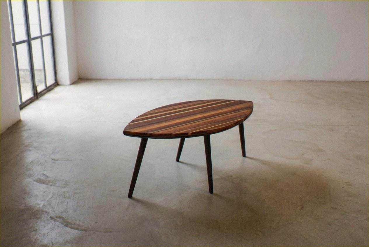 The coffee table Mesa Folha seen from above on a pale floor before a white wall.