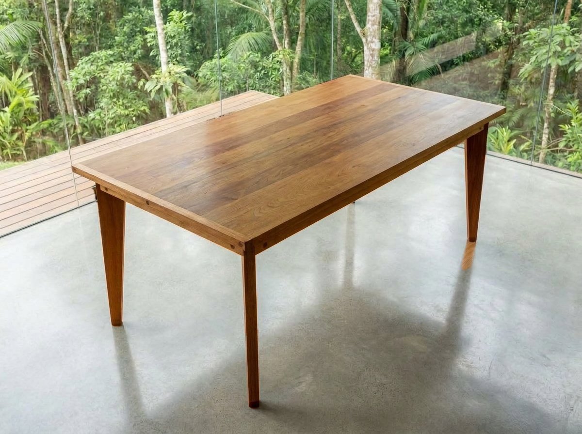 Mesa jantar em tamarindo vista em ângulo oblíquo superior que mostra as réguas do tampo de madeira.