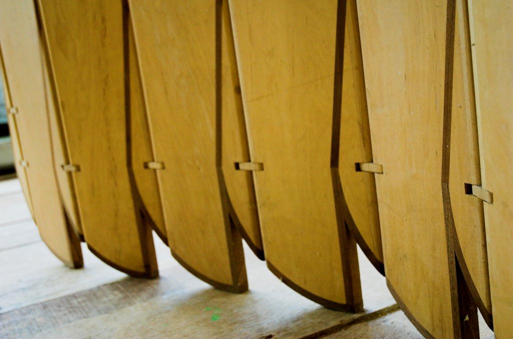 Detail of the base of the mobile sculpture Onda showing articulated joints resting above the floor.
